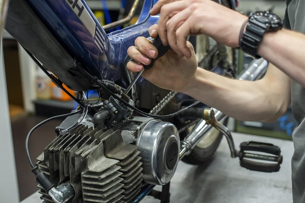 Reparatur eines Mofas